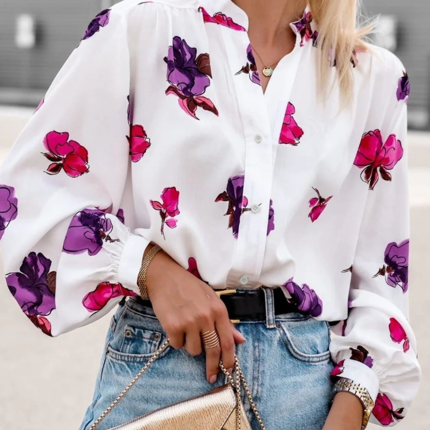 Buiten Blik Witte elegante gebloemde damesblouse met omslagkraag