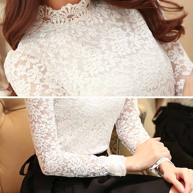 Elegante gehaakte kanten blouse met een opstaande kraag en uitsnijdingen. Witte blouse voor vrouwen met zoete lange mouwen.